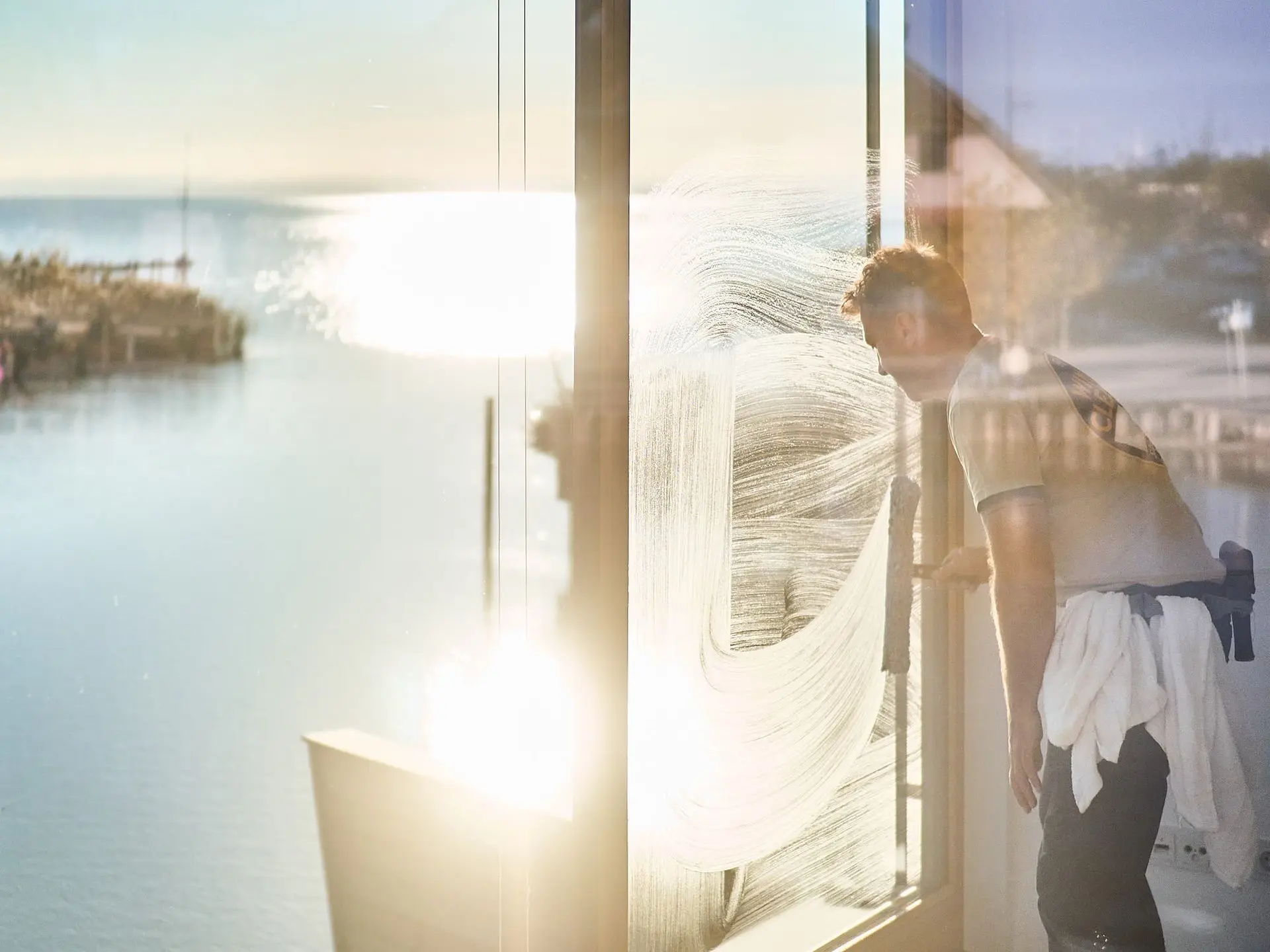 Justin Orloff demonstrating professional window cleaning technique during a Vienna training session Justin Orloff demonstrating professional window cleaning technique during a Vienna training session